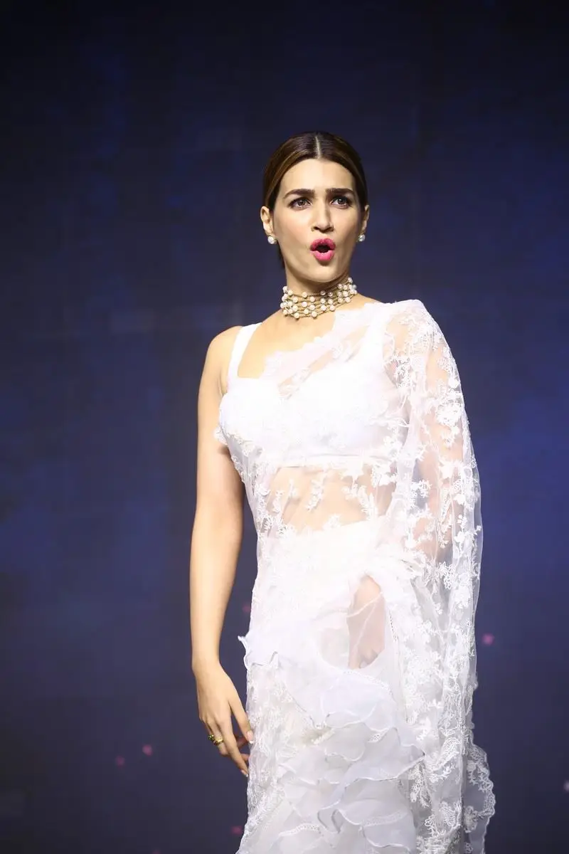 Kriti Sanon Charming Stills In White Saree Sleeveless Blouse